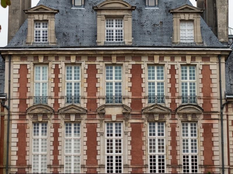 Façade en brique et en pierre de taille