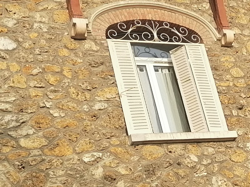 Façade en pierre meulière