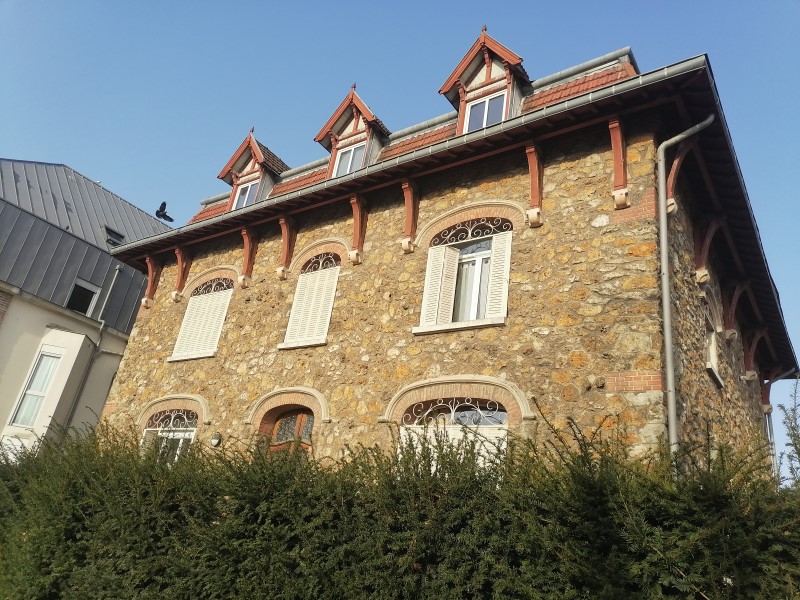 Ravalement meulière : façade en pierre meulière
