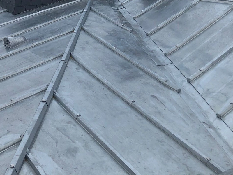 Toiture zinc à tasseaux