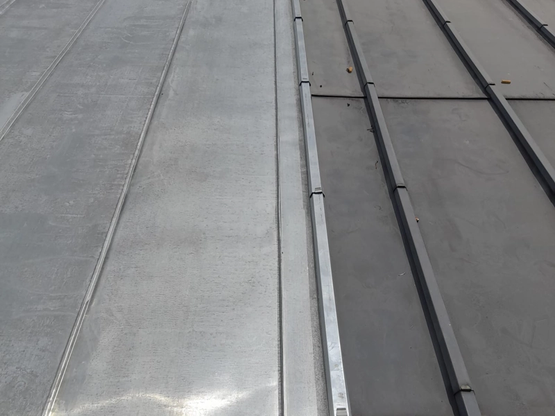 Joint debout en zinc pour toiture Pose d'un toit en zinc joint debout