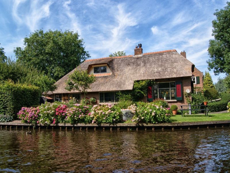 Toit de chaume : rénovation et pose Pose de toit de chaume luxe