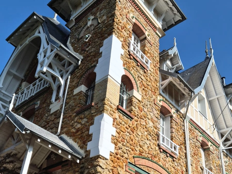 Façade en pierre meulière
