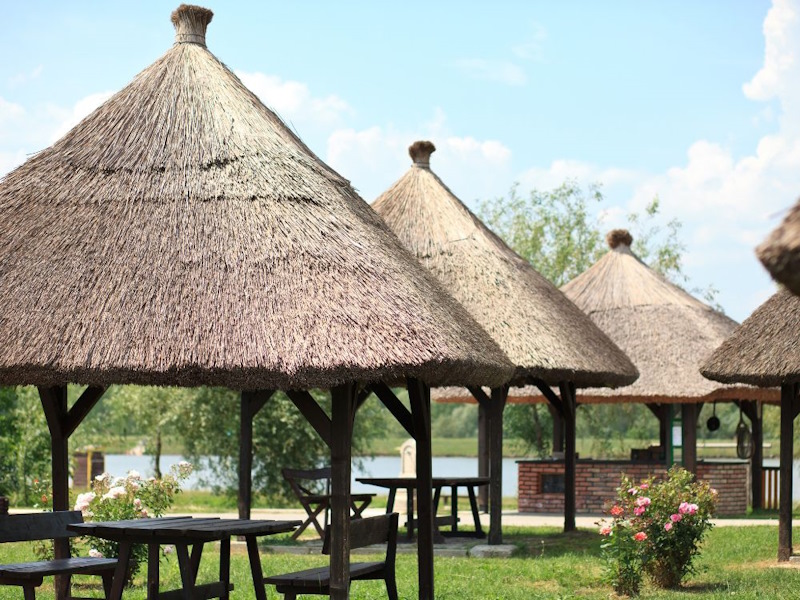 Toit de chaume : rénovation et pose Toit de chaume pour pergola