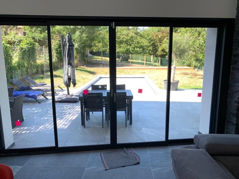 Porte-fenêtre coulissante en alu sur mesure en Île-de-France Baie vitrée coulissante en alu sur mesure