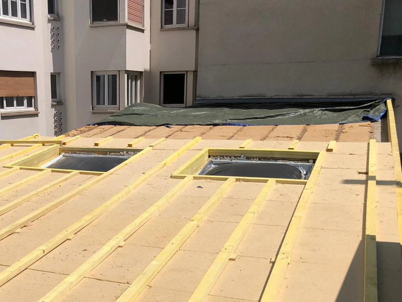Isolation de toiture par l'extérieur : prix, méthodes et conseils Isolation de toiture par l'extérieur : atout