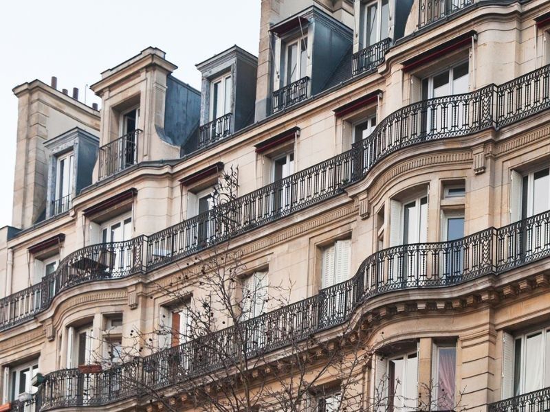 Fenêtre parisienne sur appartement haussmannien