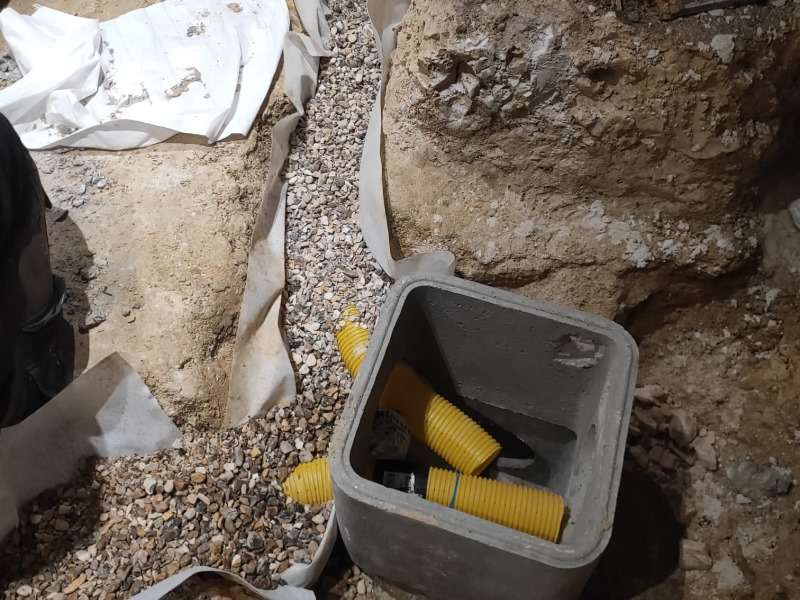 Drain intérieur d'une cave humide