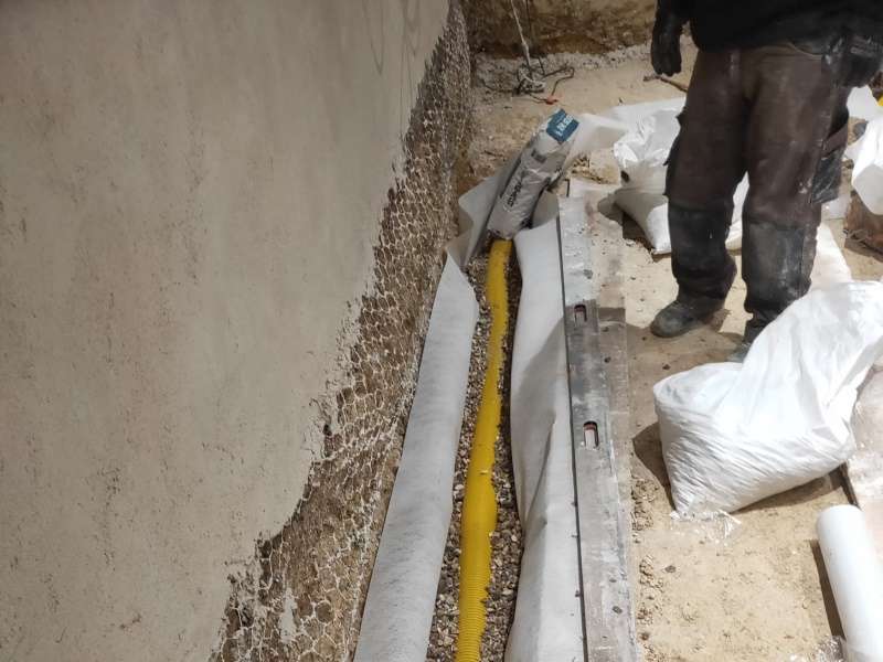 Entreprise de traitement de l'humidité Drainage intérieur d'une cave