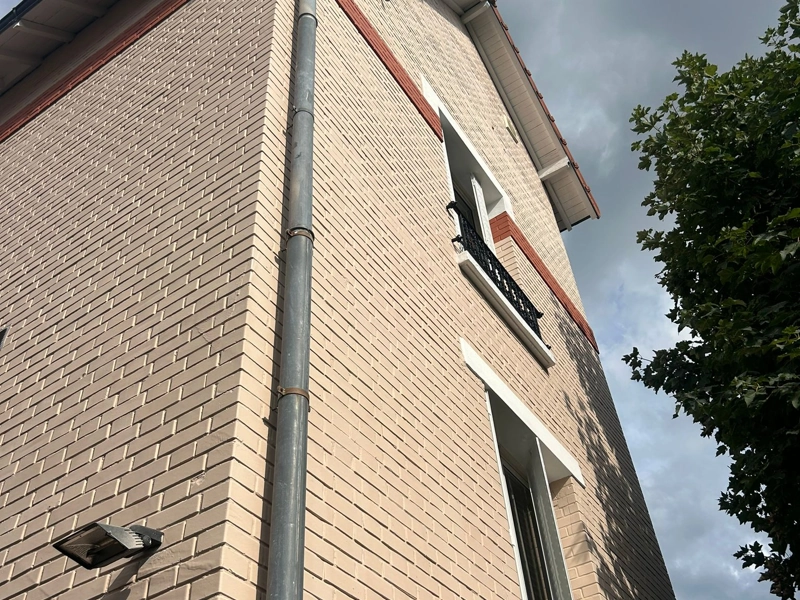 ITE en brique : isoler les murs en brique par l'extérieur Peinture extérieure isolante sur brique