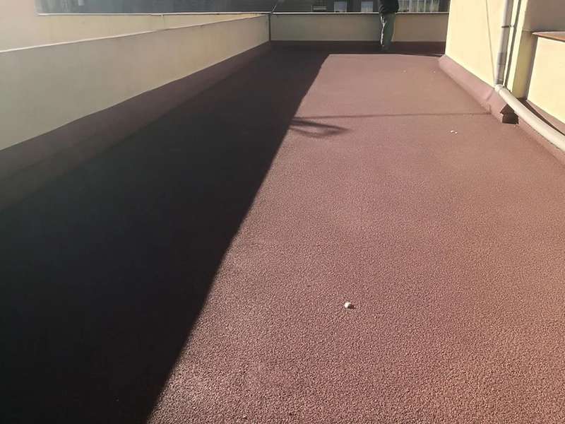 Application de liège projeté sur toitures et façades Liège isolé sur toiture