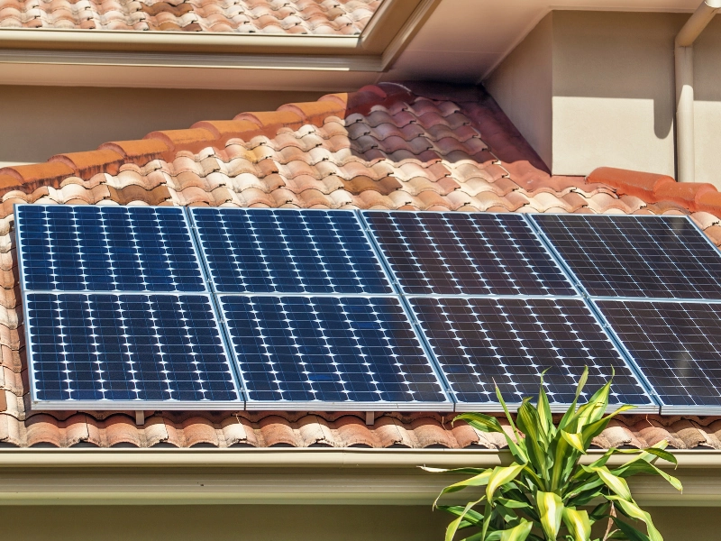 Rénovation de toiture et photovoltaïque : le point Pose de panneau solaire et rénovation de toiture