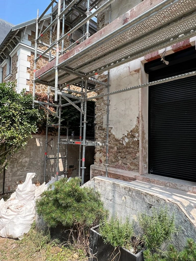Piochage de facade ancienne
