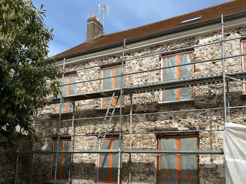 Prix de piquage d'un mur en pierre au m2 Piquage enduit de façade