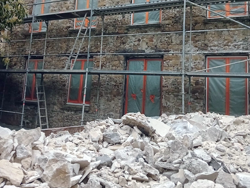 Prix de piquage d'un mur en pierre au m2 Prix d'un piquage de façade