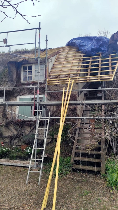 Renovation complete toit de chaume