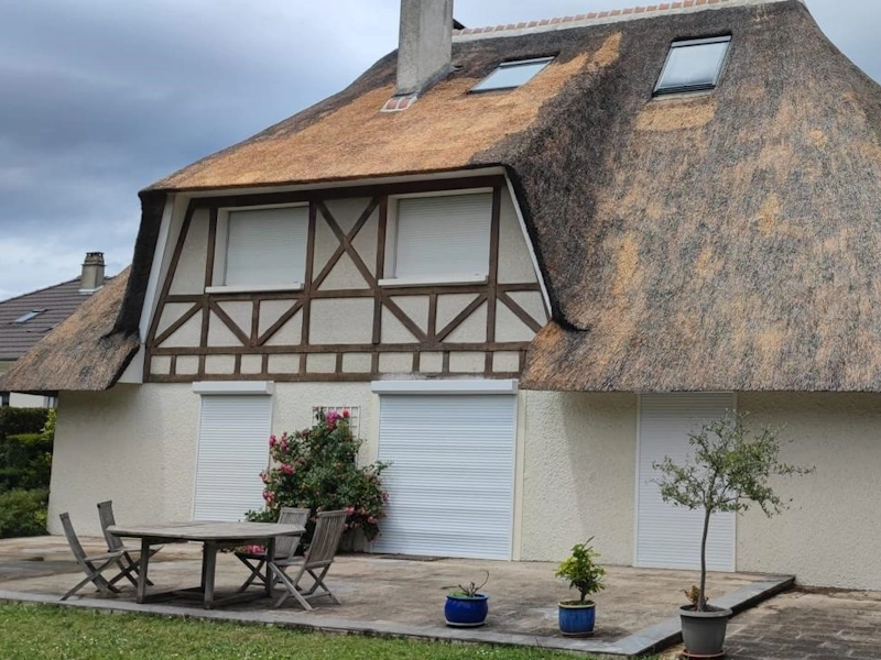 Toit de chaume à Conflans-Saint-Honorine (78700) Réparation d'un toit de chaume
