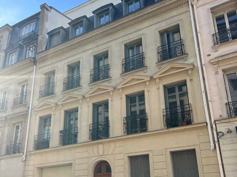 Ravalement d'une façade en pierre à Paris
