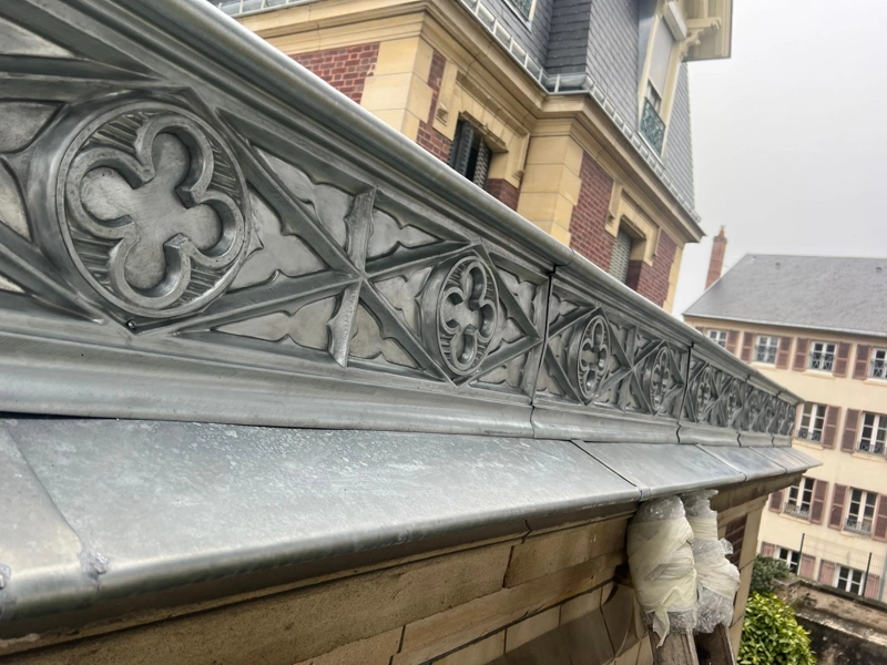 Ornement en zinc pour toiture
