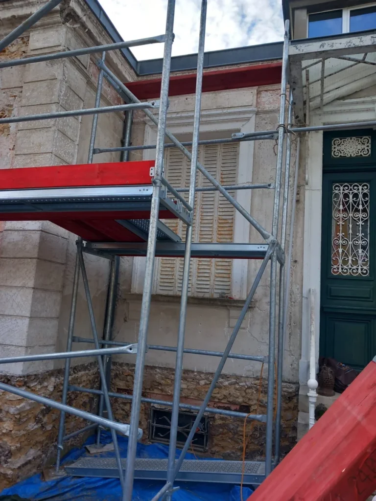 Restauration facade decoree verrieres le buisson