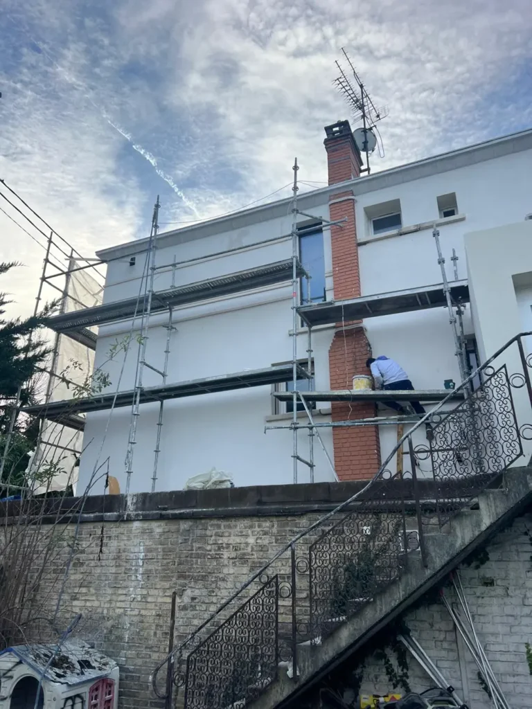 Travaux de rénovation sur un bâtiment.