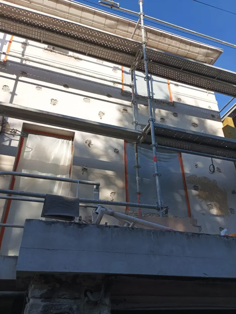 Maison en rénovation avec échafaudage.