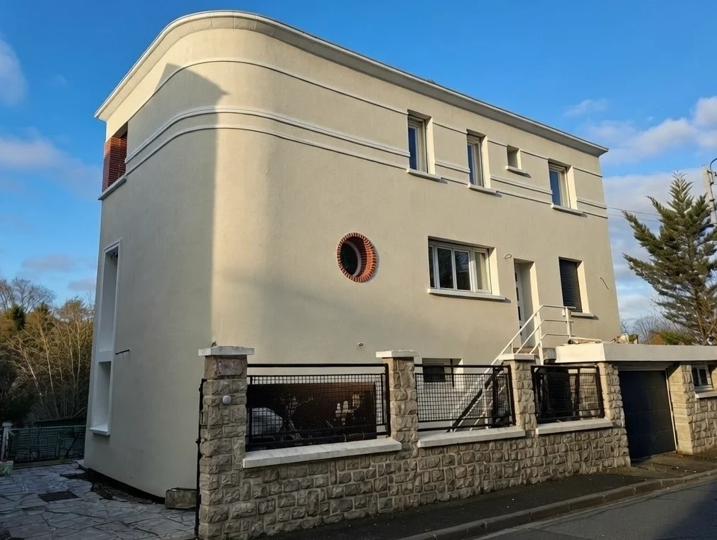 Maison moderne avec façade courbée.